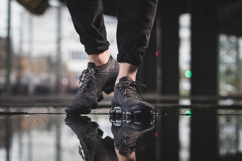 Vapormax midnight store fog on feet